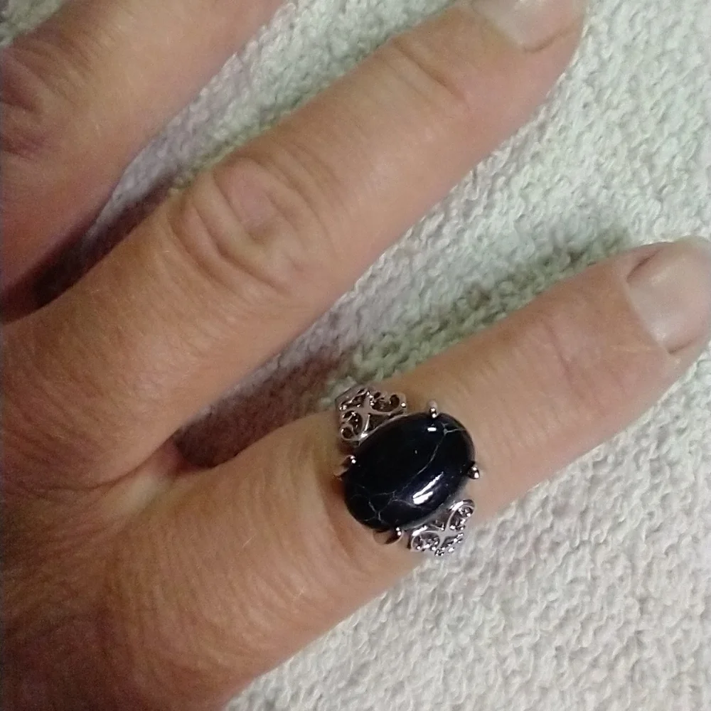Silvertone black 🖤 stone 🪨 ring 💍9
